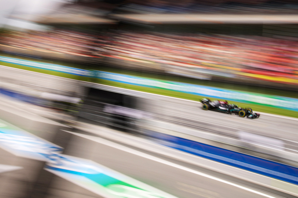 Lewis Hamilton (36) vom Team Mercedes steuert sein Auto als Erster über die Ziellinie.