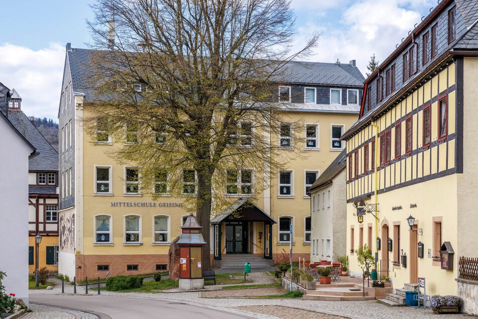 Lilith ist Schülerin an der Oberschule in Geising. Die Mitschüler nehmen ihren Lebenswandel überwiegend positiv auf. Die Lehrer lernen dazu und nutzen nun auch ihren Wahlnamen.