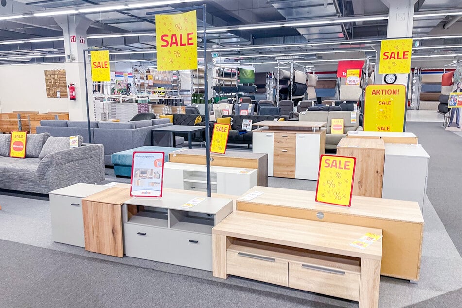 Nur am Sonntag (7.12.) sind hier hunderte Möbel stark reduziert