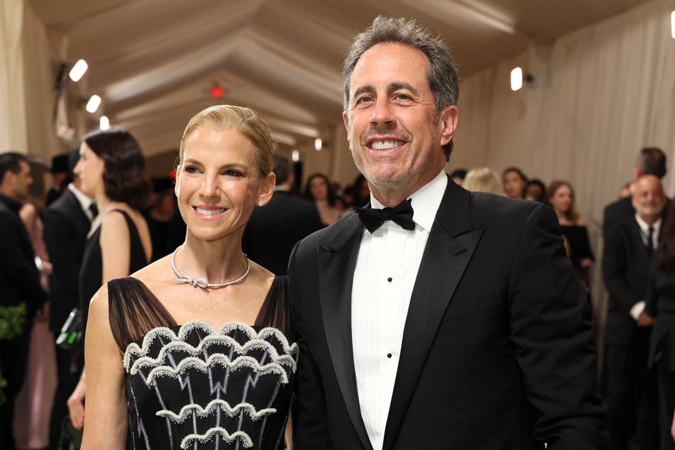 Jerry Seinfeld (r.) and his wife, Jessica, have publicly shared their support for Israel amid the ongoing war in Gaza.