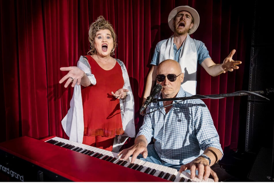 Birgit Schaller (64, v.l.), Alexander Pluquett und der musikalische Leiter der "Keule", Jens Wagner (hier zusammen in "Die Erde hat eine Scheibe"), sind nur drei von vielen Beteiligten am Jubiläumsprogramm "Ziemlich beste Lieder".