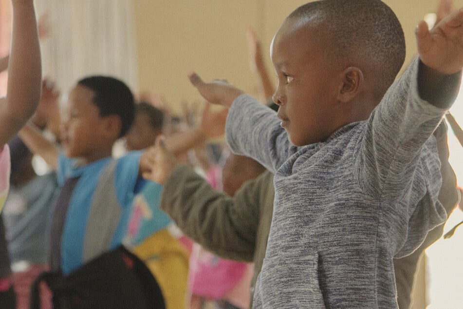 Ausdruckstanz gegen schlechte Erfahrungen: Benachteiligte südafrikanische Kinder lernen im "BoNana"-Tanzprogramm auch, wie sie in einem Alltag zwischen Drogen und Gewalt standhaft bleiben.