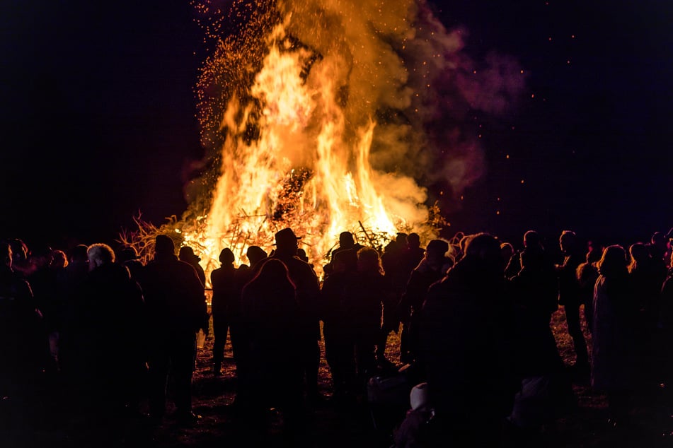Beim Osterfeuer der Feuerwehr in Weißig kommen Familien zusammen und genießen einen gemütlichen Abend. (Symbolfoto)