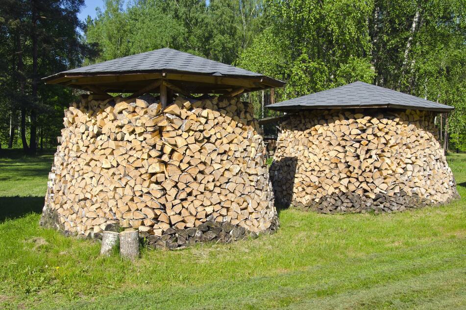 Ob effektiv in eine Gitterbox geschüttet oder ästhetisch in der Holzmiete - Brennholz kann man vielfältig lagern.