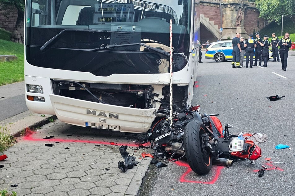 Ein Motorradfahrer ist am Montagabend bei einem tragischen Unfall in Hamburg ums Leben gekommen. Er kollidierte mit einem abgestellten Bus.