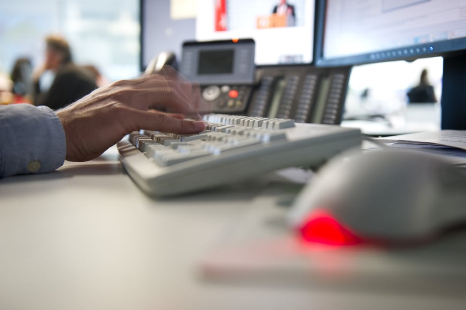 Arbeiten im Büro kann anstrengend sein. Wer zu viel Stress hat, lacht in der Regel nur selten.