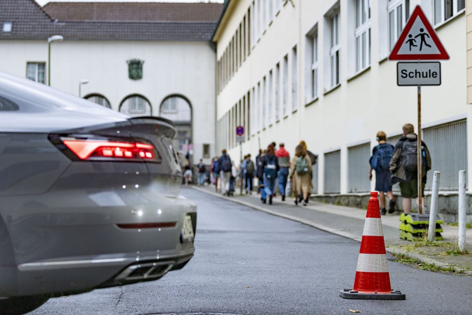 Wenn es schnell gehen muss, bringen viele Eltern ihre Kinder mit dem Auto zur Schule - ist das eine gute Idee? (Symbolbild)