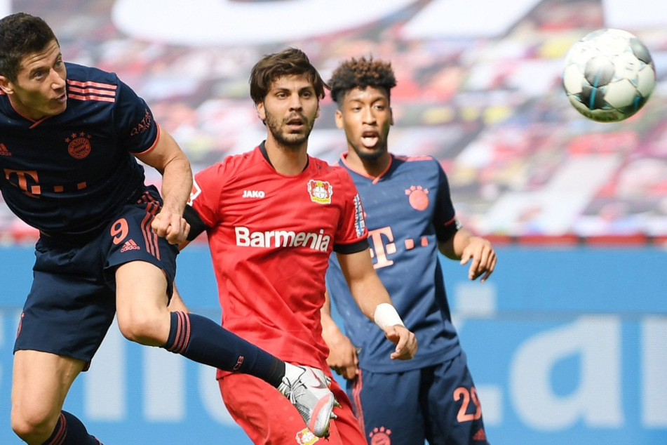 Robert Lewandowski (l.) erzielt das Tor zum 4:1 per Kopfball.