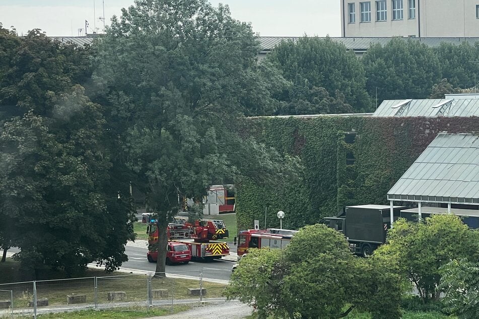Feuerwehr an der Kleine Packhofstraße auf dem Weg zum Landtag.