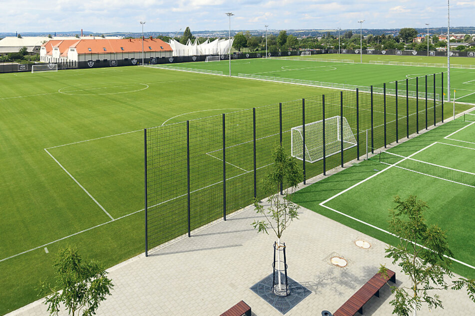 Im neuen Trainingsgelände gibt es für Zuschauer extra Traversen, die bei öffentlichen Einheiten genutzt werden können.
