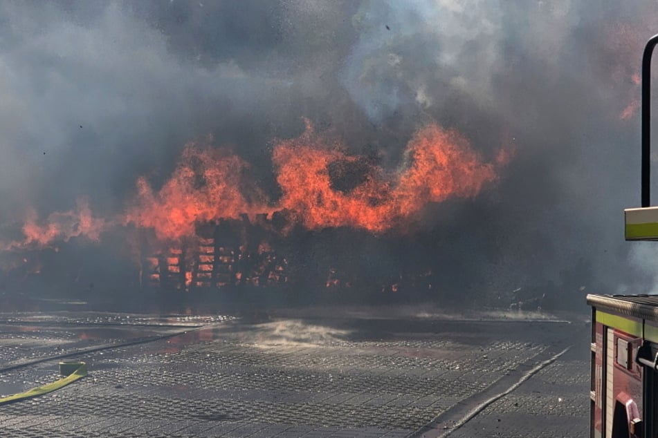 Verheerendes Feuer an der Chemnitztalstraße: In einem Hinterhof brannten Holzpaletten - die Flammen griffen auch auf ein Gebäude über.