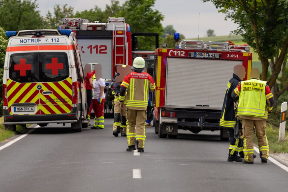 Fahrer verliert Kontrolle über Auto: Zwei Menschen schwer verletzt