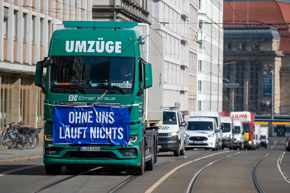 Mit verschiedenen Plakaten machten die Firmen auf ihre Probleme aufmerksam.
