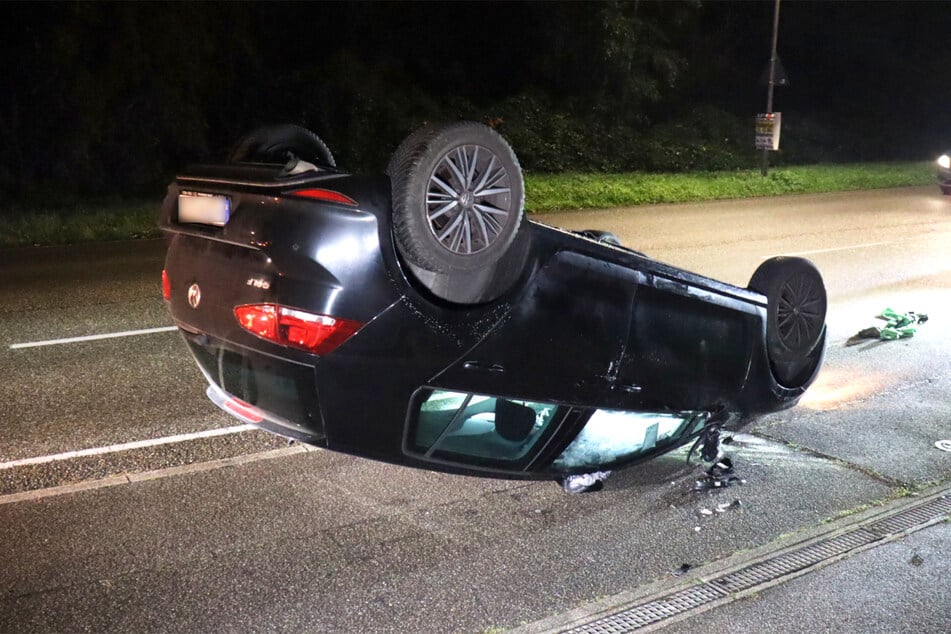 Der Wagen blieb auf dem Dach liegen. Er musste abgeschleppt werden.