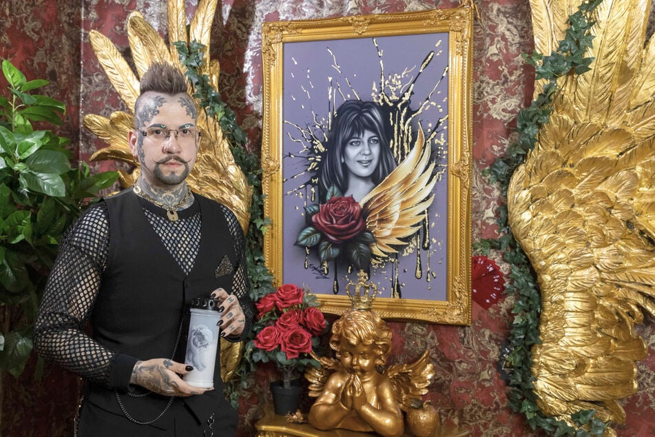 Seiner früh verstorbenen Mutter hat Roko in seiner Wohnung einen kleinen Altar errichtet.