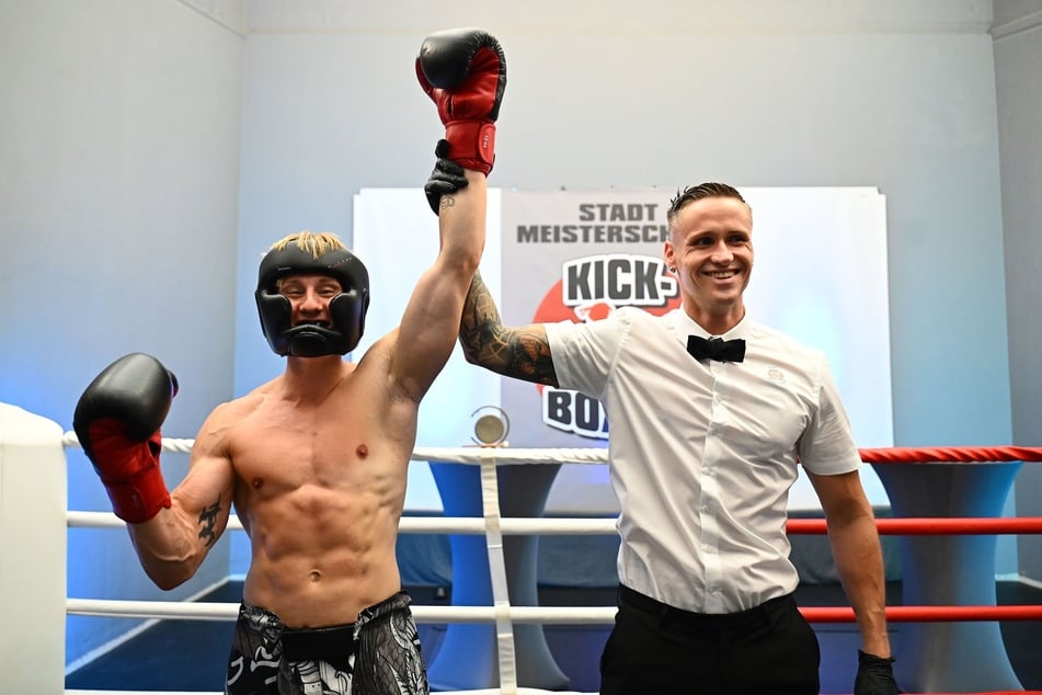Der Kickboxer gewinnt den Fight.