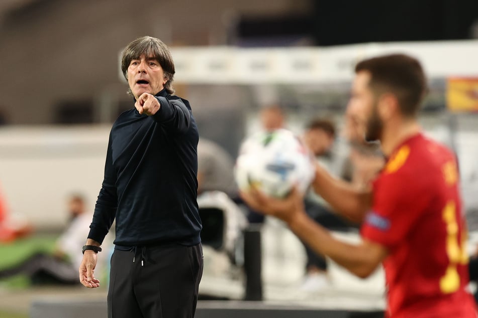 Seit der 0:6-Niederlage Deutschlands gegen Spanien steht Bundestrainer Joachim Löw (60) in der Kritik.