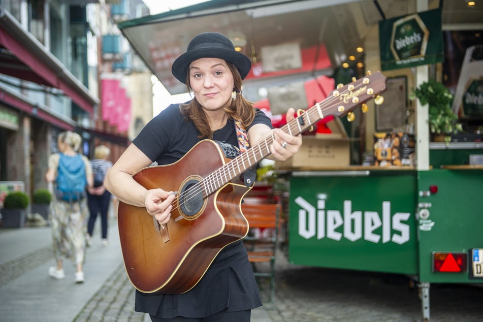 "Frau Elfi" gab trotz Regenschauer alles, um für gute Stimmung zu sorgen.