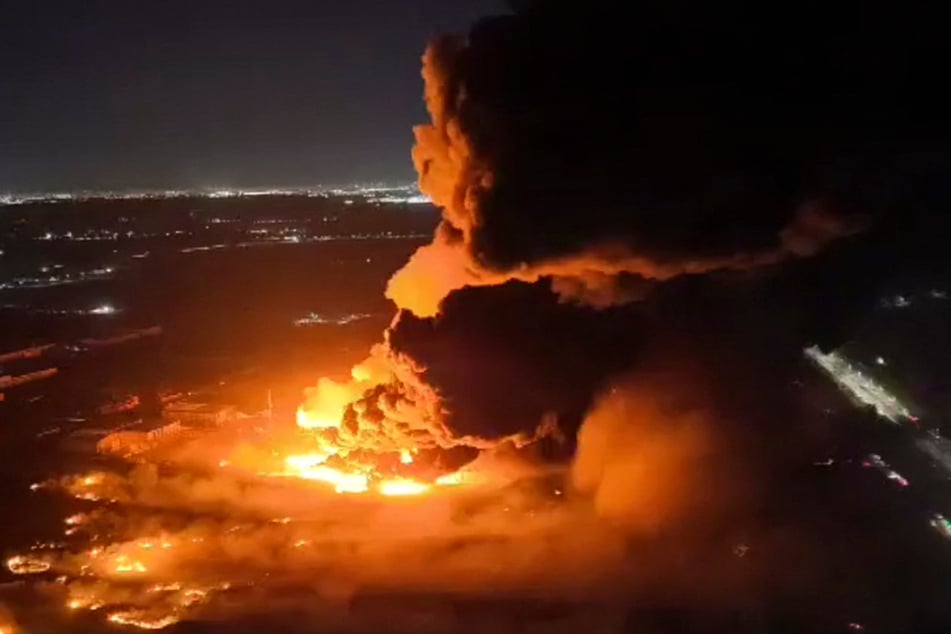 Eine riesige, schwarze Rauchwolke stieg bei dem Flammeninferno in den Himmel.