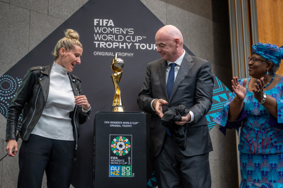 FIFA-Boss Gianni Infantino (53, M.) mit der deutschen Ex-Nationalspielerin Anja Mittag (37, l.) und WTO-Direktorin Ngozi Okonjo-Iweala (68) auf der Podiumsdiskussion in Genf.
