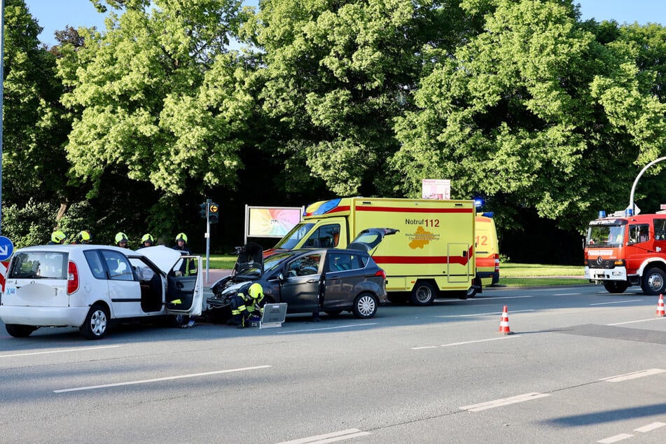 Ein Skoda und ein Ford stießen am Donnerstagabend im Kreuzungsbereich zusammen.