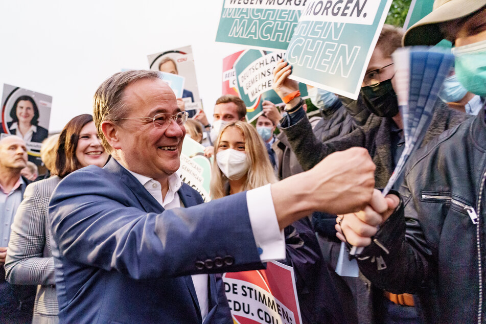 Armin Laschet (60, CDU) wird beim Eintreffen vor der ARD-Wahlarena in der Kulturwerft Gollan von seinen Anhängern gefeiert.