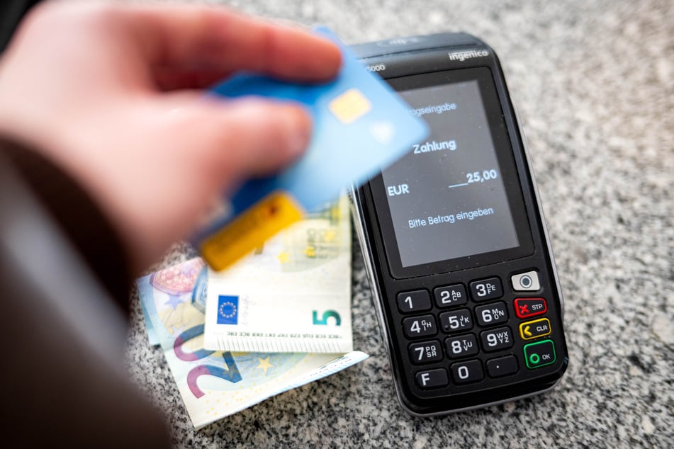 Dabei würden viele Menschen in Deutschland gerne noch häufiger mit Karte oder Smartphone zahlen. (Symbolbild)