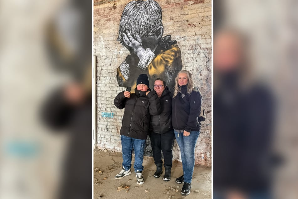 Daniela Lieberwirth (50, r.) vom Verein "Lukas Stern" möchte den Eißmanns in dieser schweren Zeit eine Freude bereiten.