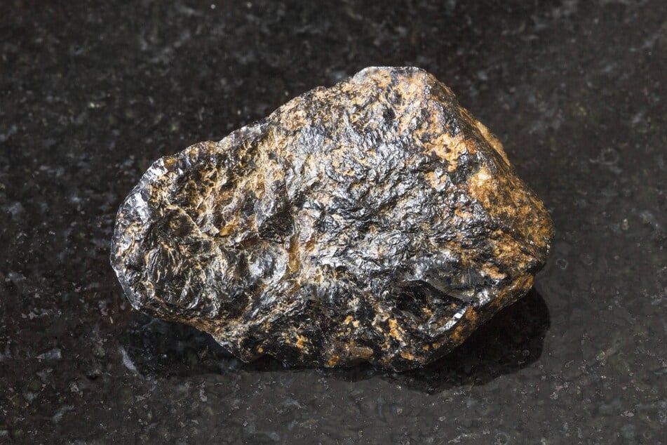 Solche Brocken Zinnerz lagern zahlreich im Boden von Altenberg.