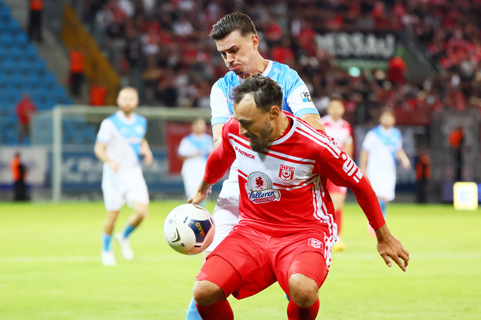 CFC-Spieler Leon Damer (hinten) und Robert Berger vom HFC im Zweikampf.