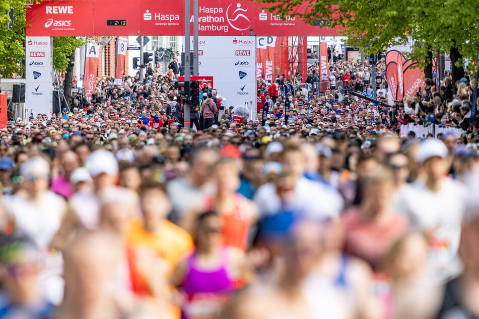 Tausende Läufer starten vor den Messehallen in Hamburg zum Marathonlauf.