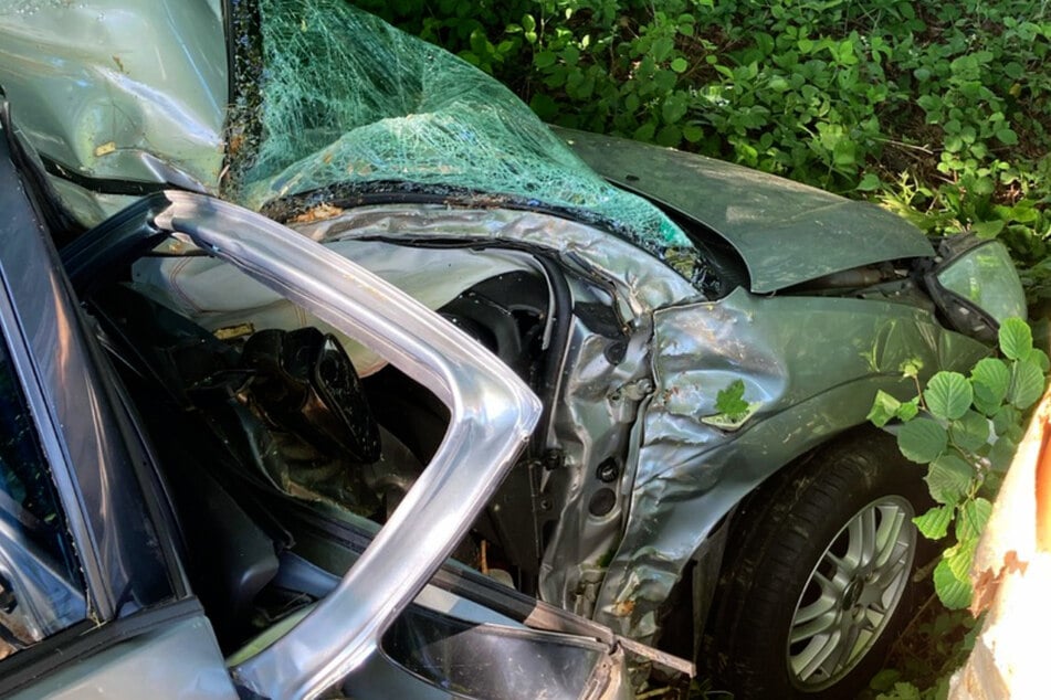 Autos frontal aufeinandergeprallt: Zwei Verletzte bei schwerem Unfall