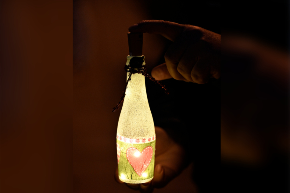 Eine Lichterflasche voller Hoffnung. Die Demonstranten ließen sich für die Beleuchtung vieles einfallen.