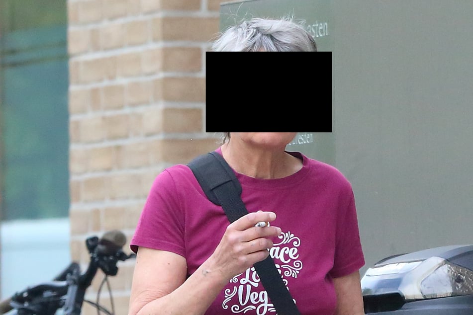 Paketbotin Elke H. (64) wurde verurteilt, weil sie einer Frau den Scanner ins Gesicht geschlagen hatte.