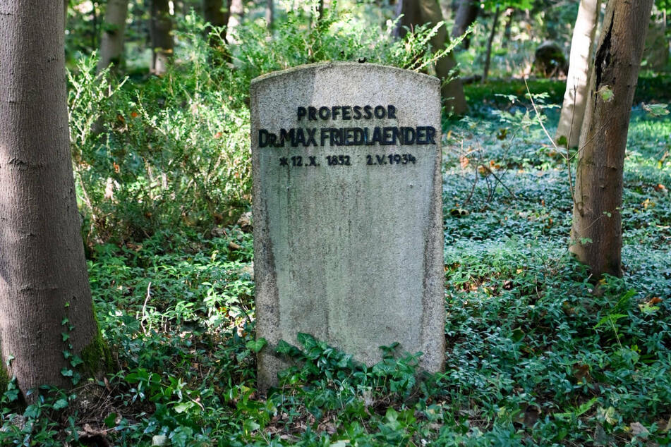 Das Grabmal des jüdischstämmigen Musikwissenschaftlers Dr. Max Friedlaender (1852-1934) auf dem Südwestkirchhof Stahnsdorf. Am Fuße des Grabsteins ist am vergangenen Freitag die Urne des Holocaust-Leugners Henry H. (†49) beigesetzt worden.