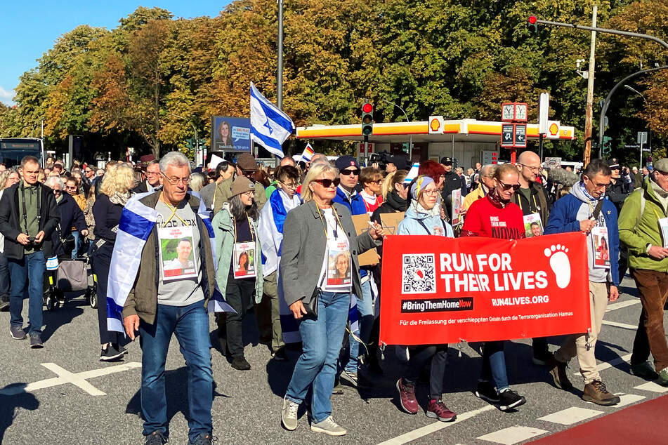 Der Protestmarsch ist Teil der weltweiten Bewegung "Run for their lives", die regelmäßig mit Gedenkspaziergängen an die Geiseln und die Opfer des Hamas-Überfalls erinnert.