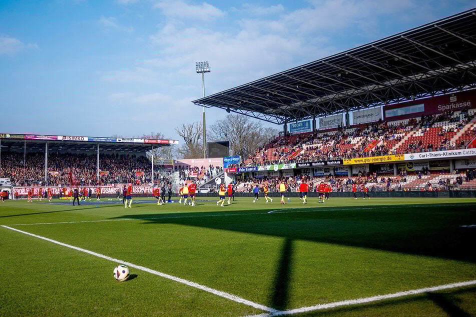 Teile des Stadions im Gästeabschnitt werden heute leer bleiben müssen. Der Heimbereich ist restlos ausverkauft.