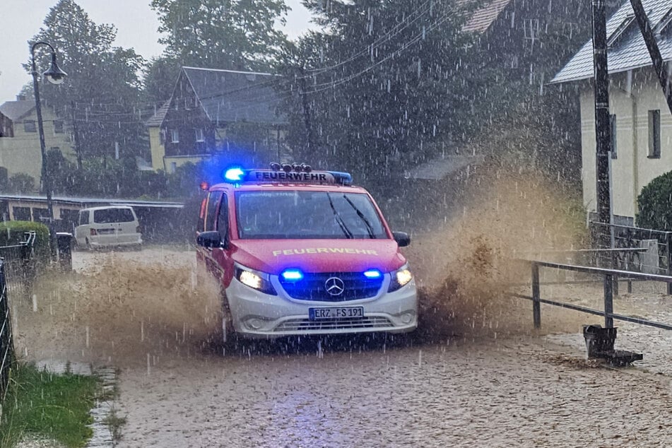 Wegen Starkregen: Feuerwehr im Erzgebirge im Dauereinsatz