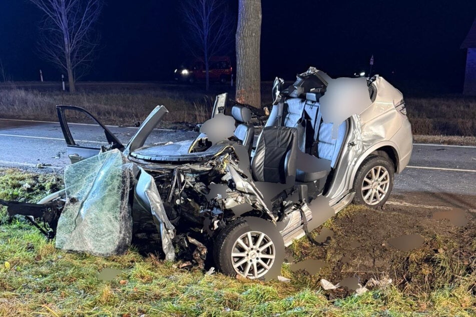 Der Mann wurde laut Polizei im Fahrzeug eingeklemmt. Von der Feuerwehr sei er befreit worden.