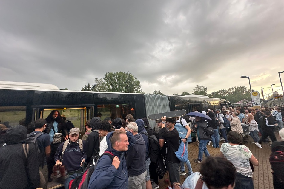 Lediglich ein Bus sollte anfangs die große Menschenmenge nach Freiberg transportieren. Nicht alle Fahrgäste kamen mit.