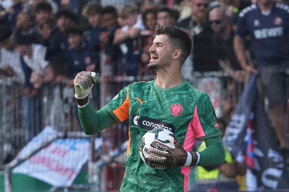 Freude nach Abpfiff: Im Pokalspiel gegen Norderstedt hielt Nikola Vasilj (29) den entscheidenden Elfmeter für die Kiezkicker.