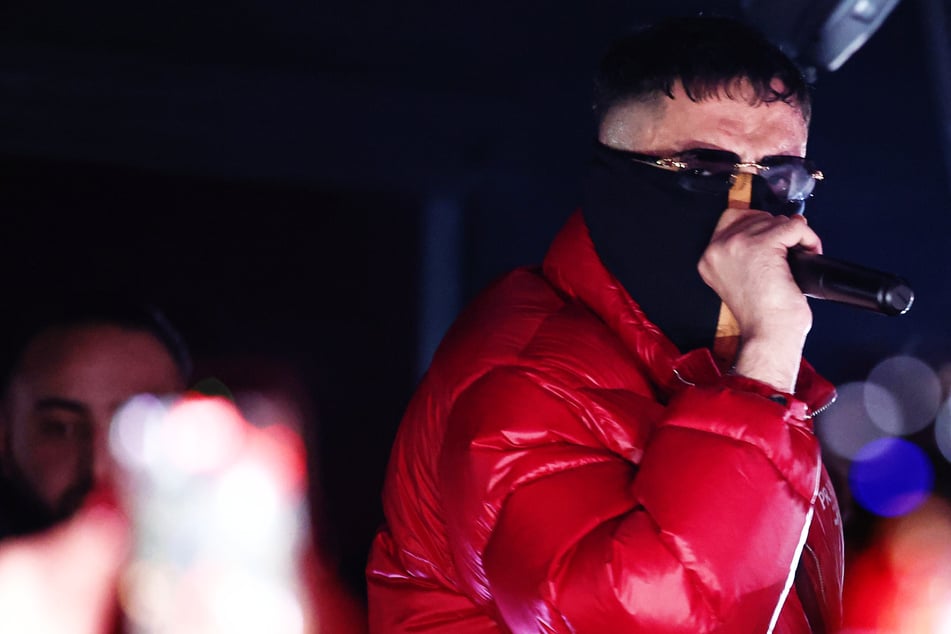 Viel wurde spekuliert über den Gesundheitszustand von Rapper Haftbefehl (40). Jetzt äußerte sich sein Management dazu. (Archivfoto)