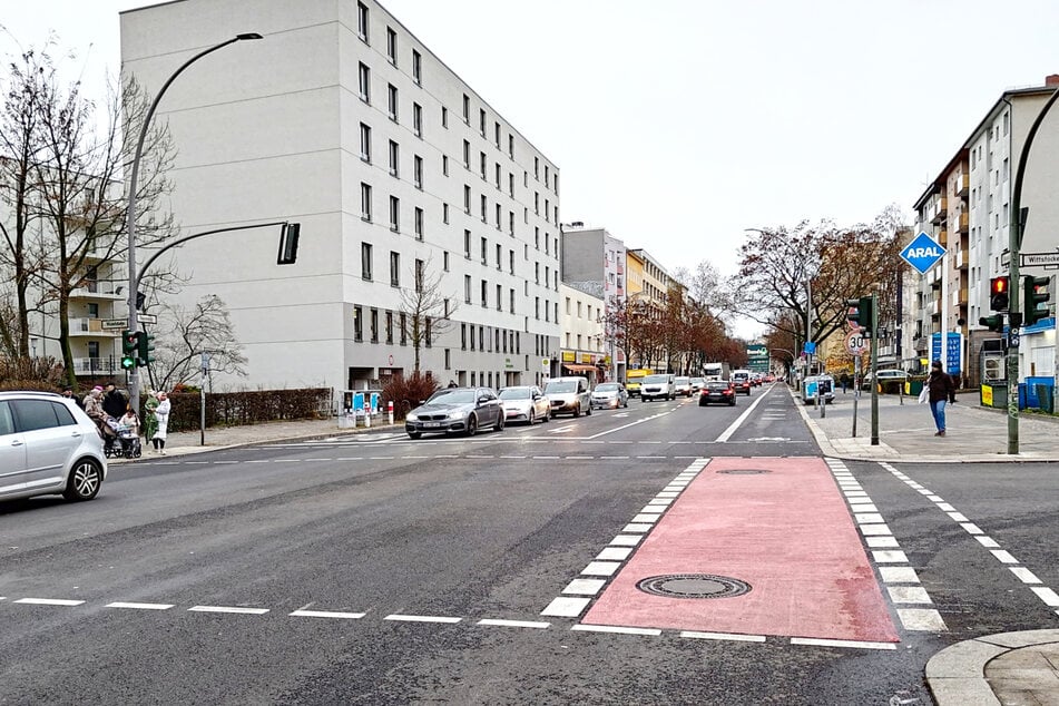 Die Beusselstraße wurde erneuert, damit Radfahrende mehr Abstand zu Autos haben.
