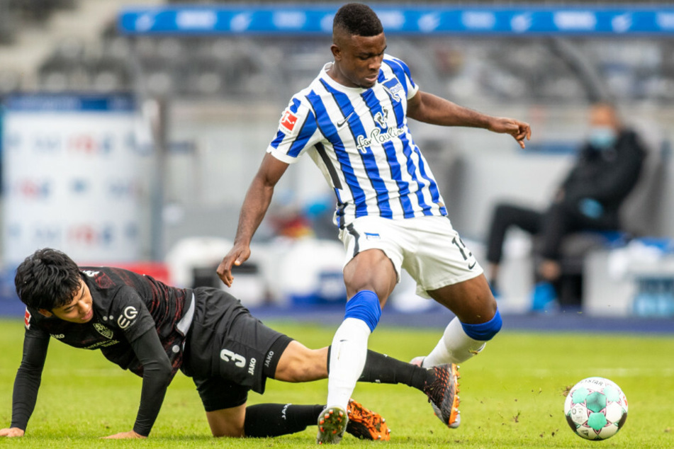Stuttgarts Wataru Endo im Zweikampf mit Herthas Jhon Cordoba (r.).