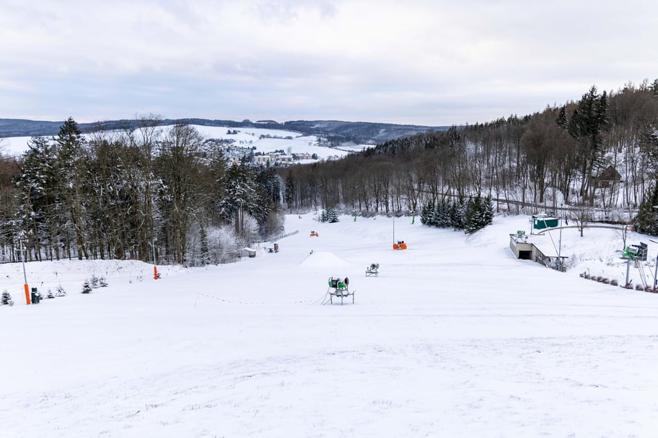 Bei Rost's Wiesen in Augustusburg liegt noch ordentlich Schnee, die Piste ist geöffnet.