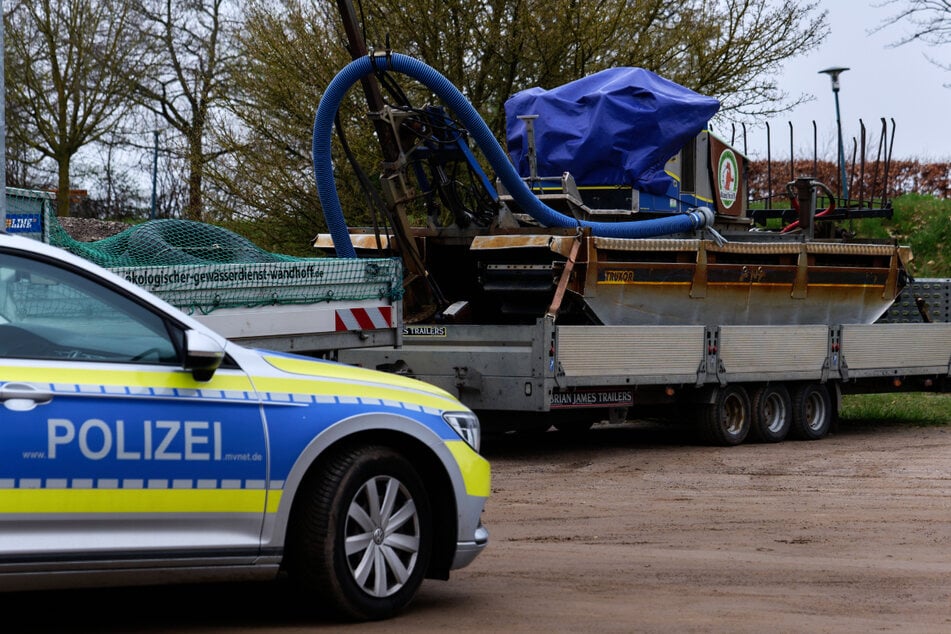 Die Organisation PixelHelper ist mit einem Amphibienfahrzeug vor Ort und wartet auf die Genehmigung für einen Rettungsversuch.