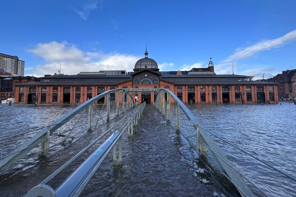 Sturmflut und Überschwemmung: Teile Hamburgs stehen bereits unter Wasser