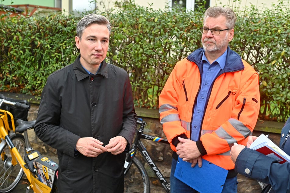 Baubürgermeister Stephan Kühn (43, Grüne) bei der Einweihung des Radwegs.