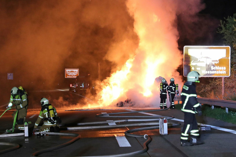 Ein Kleintransporter stand auf der A17 lichterloh in Flammen.