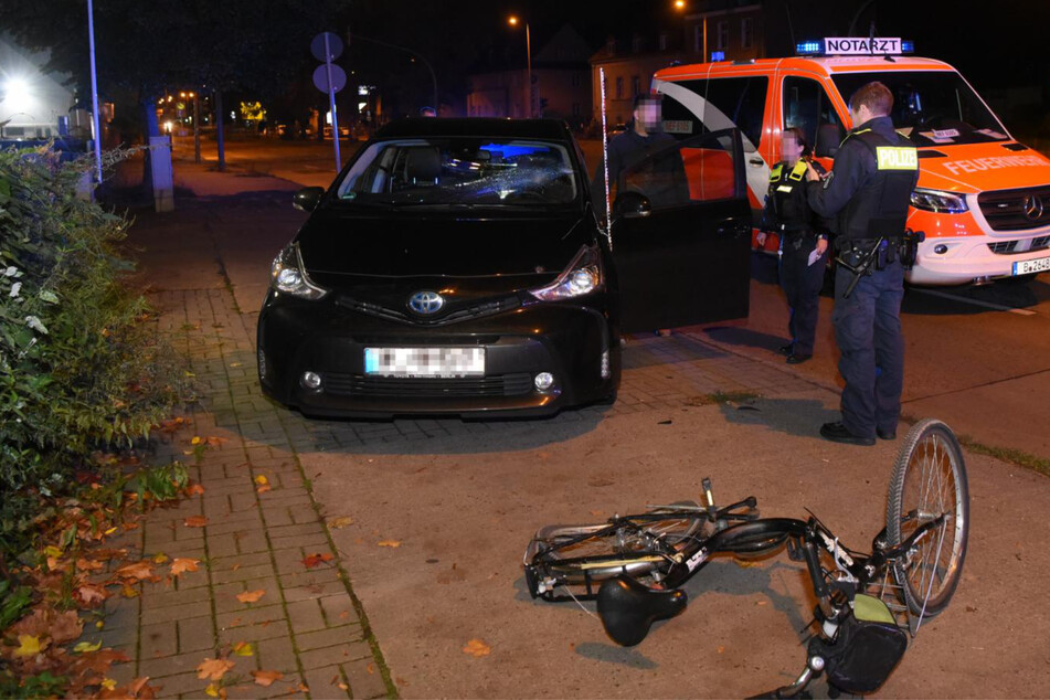 Radfahrer knallt mit Toyata zusammen und verletzt sich schwer